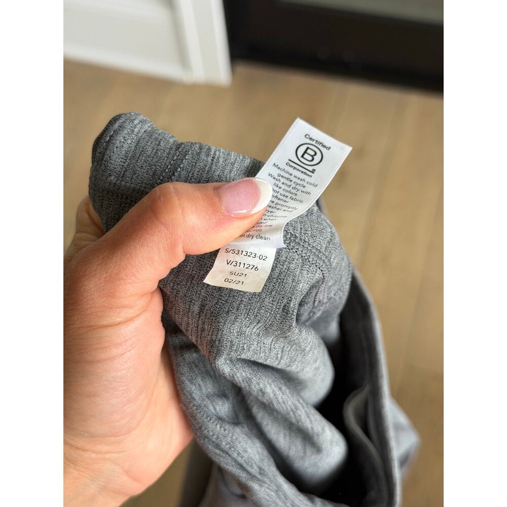 Athleta Ultimate Stash 9" High Rise Pull On Activewear Shorts Gray M - Picture 8 of 8
